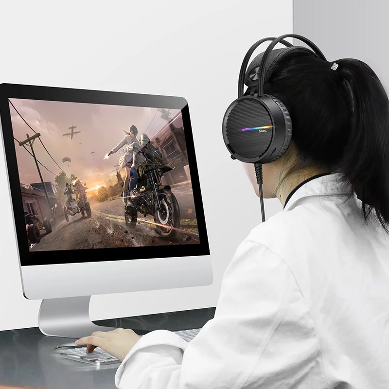 W100 ، یک میکروفون همه جهته کوچک دارد